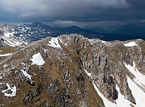 La Metuccia sotto una coltre di nuvoloni grigi.