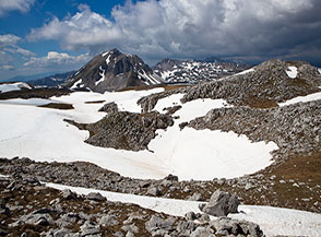 Doline carsiche ancora colme di neve lungo la cresta de la Metuccia, sullo sfondo la Meta.