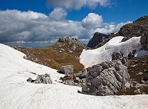 Scorcio lungo la cresta de la Metuccia, sullo sfondo fa capolino la cima di Monte a Mare
