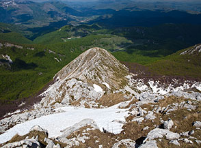 La Cresta Nord-Est de la Metuccia cala precipitosamente verso Piano le Forme.