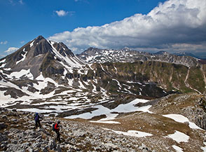 Calando verso la Valle Pagana sulla facile Cresta Nord-Ovest de la Metuccia.