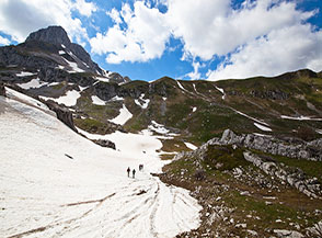 Lungo un nevaio che ci accompagna sul fondo della Valle Pagana.