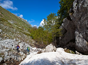 Sul fondo della Valle Pagana poco prima che il sentiero entri nella faggeta.