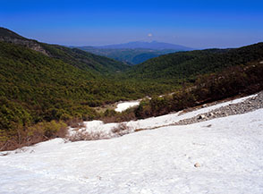Sul nevaio alla base di Fonte Gelata in Valle Venacquaro.