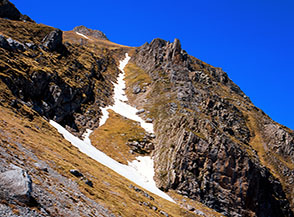 Uno dei ripidi canali che dalla Cresta Nord-orientale del Corvo scendono in Valle Venacquaro.