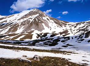 La Conca del Venacquaro, la Vetta Meridionale del Pizzo d&rsquo;Intermesoli e la Sella dei Grilli (sulla dx).