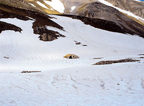 L&rsquo;antico ricovero in pietra di Casale Venacquaro sotto Cima Cima Falasca.