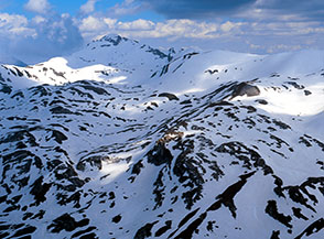 Scorcio del grande anfiteatro sommitale del Venacquaro dietro cui si erge Pizzo Cefalone.