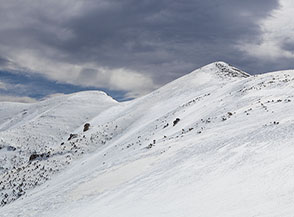 Il Martellese in veste invernale: sulla sx Cima Forcone/gi&agrave; Cima Raparo e sulla dx Cima del Martellese/gi&agrave; Cima Forcone.