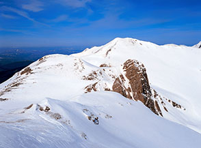 Dall&rsquo;Argentella vista su Palazzo e Sasso Borghese (la torre rocciosa sulla dx) e pi&ugrave; oltre su Monte Porche.