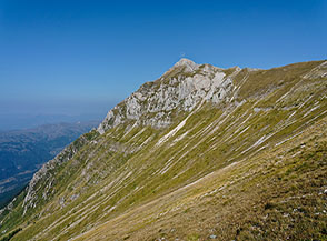 Il vasto imbuto prativo alla testata del Vallone della Portella con Pizzo Cefalone sullo sfondo.