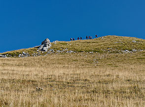 Escursionisti sul filo di cresta di Monte Portella.