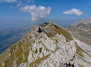 Scorcio sui denti rocciosi della Cresta Ovest del Cefalone, l&rsquo;ultimo dei quali &egrave; la Cima Giovanni Paolo II.