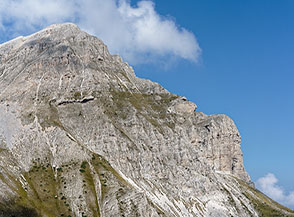 Il Versante Sud del Pizzo d&rsquo;Intermesoli con il possente scudo roccioso del Duomo ben visibile sulla dx.