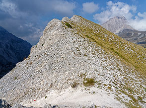 La bianca forcellina sulla Cresta Est del Cefalone dove giunge il sentiero dall&rsquo;Alta Val Maone.