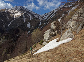 Scorcio sui prati ai piedi della cresta del Peschio Palombo.