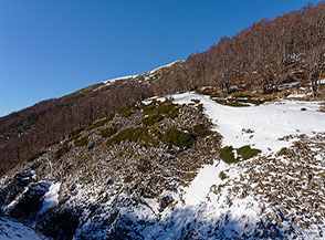 Scorcio lungo il sentiero che dal Piano di Terraegna ci riconduce verso valle.