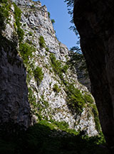 Le pareti si avvicinano e profonde ombre si appoggiano sulla roccia (nelle gole del Fosso la Valle).