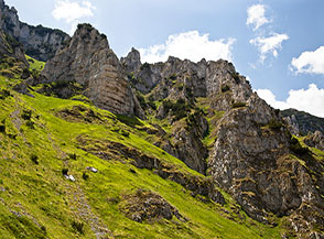 I superbi bastioni rocciosi che si affacciano sul Fosso la Valle dal versante settentrionale di Cima Micinerelle.