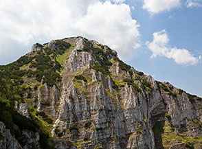 Come una cattedrale si erge possente il versante orientale di Cima Macinerelle.