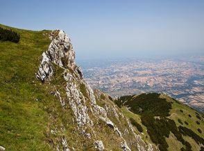 Il panoramico balcone roccioso a pochi metri dalla vetta di Cima Macinerelle (non inquadrata sulla sx).