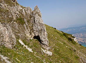Il piccolo arco naturale che si trova sul pendio meridionale sottostante il Colle Macirenelle.
