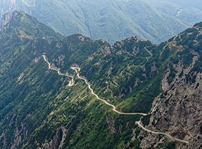 La Strada degli Eroi traversa i ripidi fianchi alla testata della Val Canale.