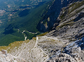 Affaccio sul precipitoso versante settentrionale di Cima Coste di Sferruccio.
