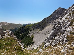 Scorcio panoramico da una forcellina sulla Cresta Nord di Cima Prato dei Sassi.