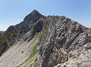 Il tratto pi&ugrave; aspro della Cresta Nord di Cima Prato dei Sassi con vista sulla vetta.