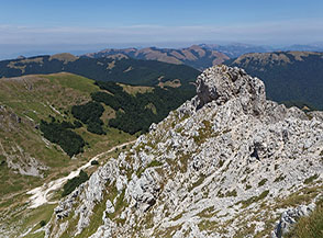 Il grosso dente di roccia che s&rsquo;incontra nel tratto finale della Cresta Nord di Cima Prato dei Sassi.