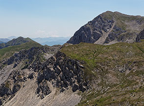 Da Cima Prato dei Sassi vista verso sud con il Monte Terminillo sullo sfondo.