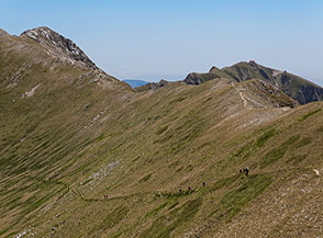 Scorcio sulla testata della vasta conca alpina sotto i Sassetelli.