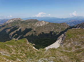 Vista sulla Vallonina dalla Cima di Vall&rsquo;Organo, di fronte a noi il Monte i Porcini e sulla sx, arretrato, il Monte di Cambio.
