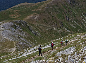 Sul ripido sentiero che conduce alla Sella di Vall&rsquo;Organo (Selletta di Leonessa su IGM).