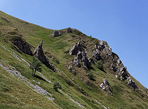 Suggestivi speroni di roccia sul fianco della Vall&rsquo;Organo.