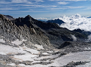 Affaccio a valle dalla Vedretta della Bocchetta di Monte Nero.