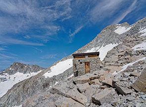 Il Bivacco Brigata Alpina Orobica sulla Cresta Sud-Est di Cima Nardis.