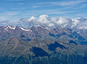 Vista all&rsquo;orizzonte sulle cime tra Punta San Matteo e Monte Vioz.