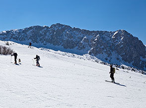 Lungo la via di salita accompagnati dal Versante Nord della Serra di Celano.