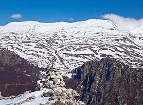 Il vastissimo Versante Sud del Sirente fa da sfondo all&rsquo;ometto in cima alla Serra dei Curti.