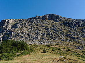 Ai piedi del gradino roccioso che sostiene il Piano di San Vittorino.
