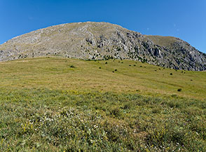I prati del Piano di San Vittorino alle pendici del Monte Tino.