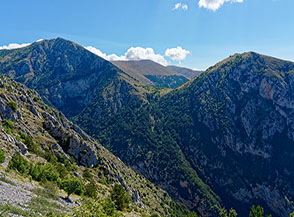 Vista sul tratto terminale delle Gole di Celano, di fronte a noi il Monte Etra e Secino.