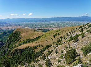 Il Piano di San Vittorino e la Conca del Fucino visti dalla Via dei Passetti.