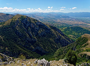 Affaccio sulle Gole di Celano dalle Valle Maiuri, sulla sx Monte Secino.