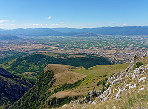 Il Piano di San Vittorino e la Conca del Fucino visti dalla Valle Maiuri.