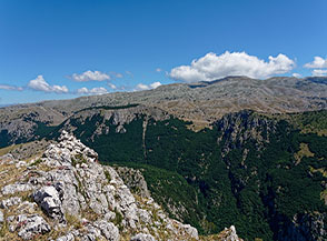 Vista sul Sirente dalla cima della Serra di Curti.