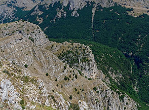 Precipitoso affaccio sulle Gole di Celano dalla Serra di Curti.