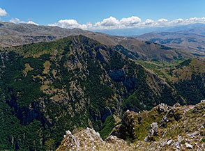 Il dirupato Versante Ovest del Monte Etra si eleva di ben 900m. Dalle Gole di Celano.